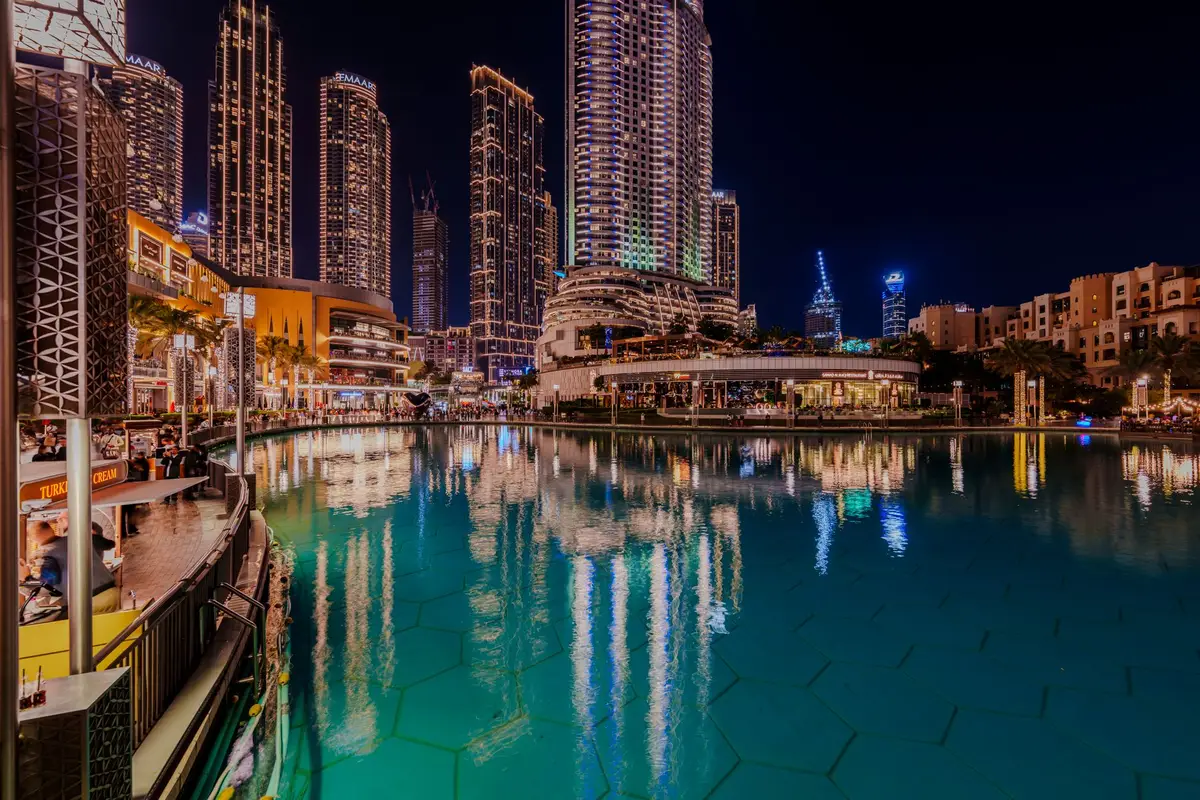 Downtown Dubai iluminada à noite com o Burj Khalifa e a fonte