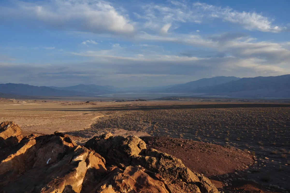 Montanhas áridas do Death Valley ao entardecer