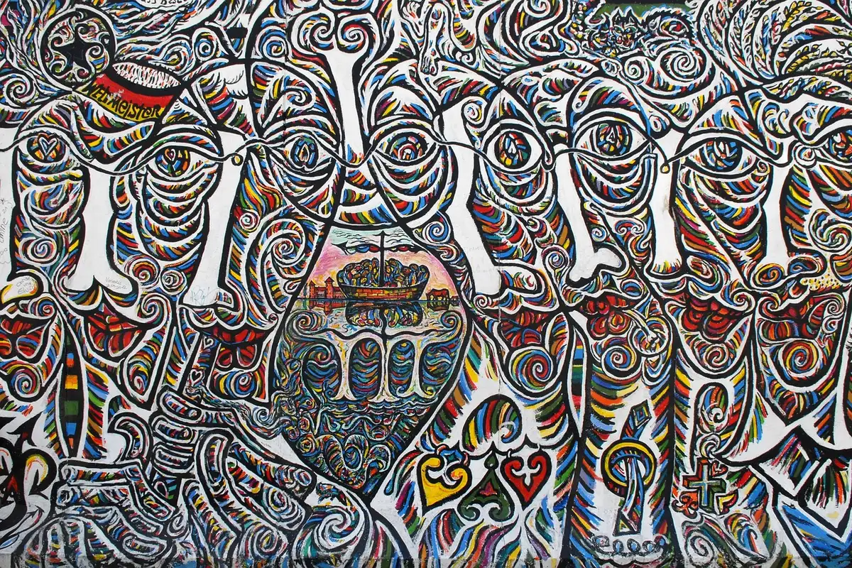 Grafite no trecho da East Side Gallery em Berlim