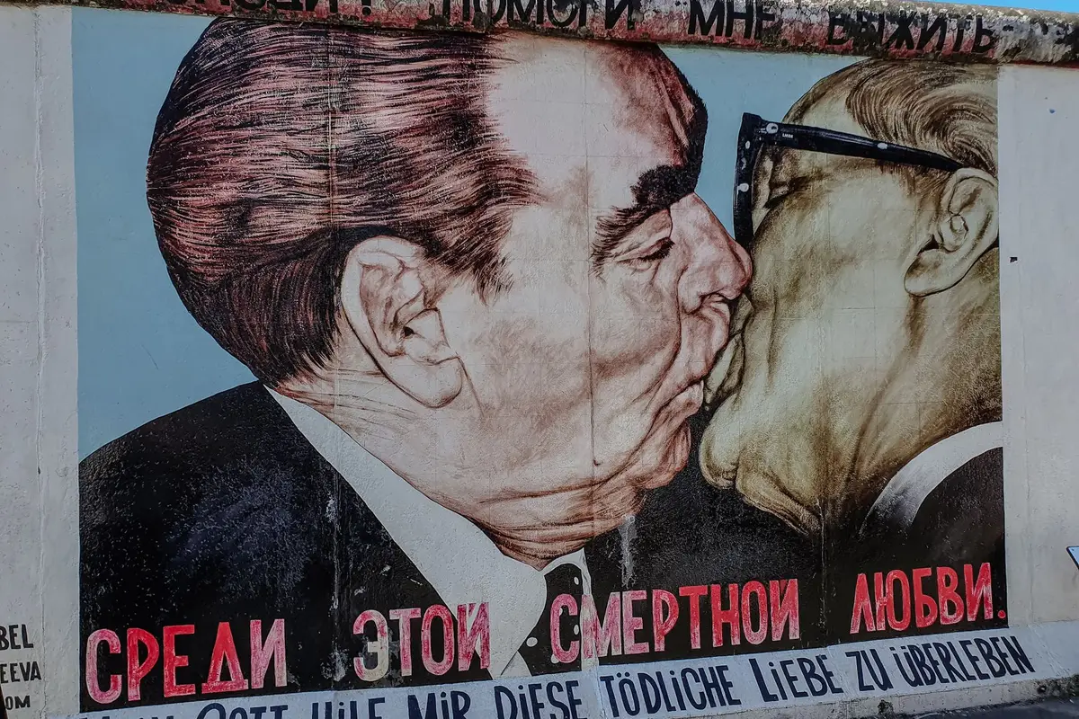 Mural do beijo fraternal na East Side Gallery, Berlim