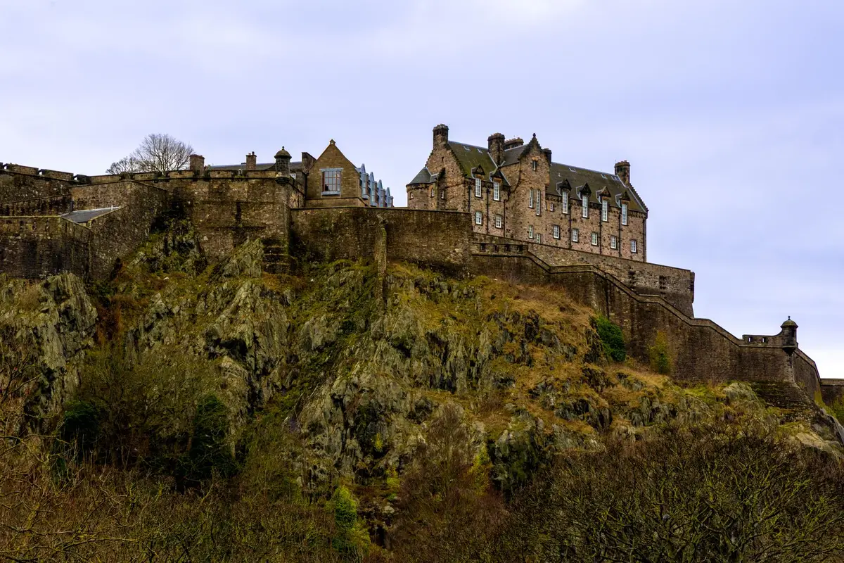 Castelo de Edimburgo sobre a Cidade Velha ao entardecer