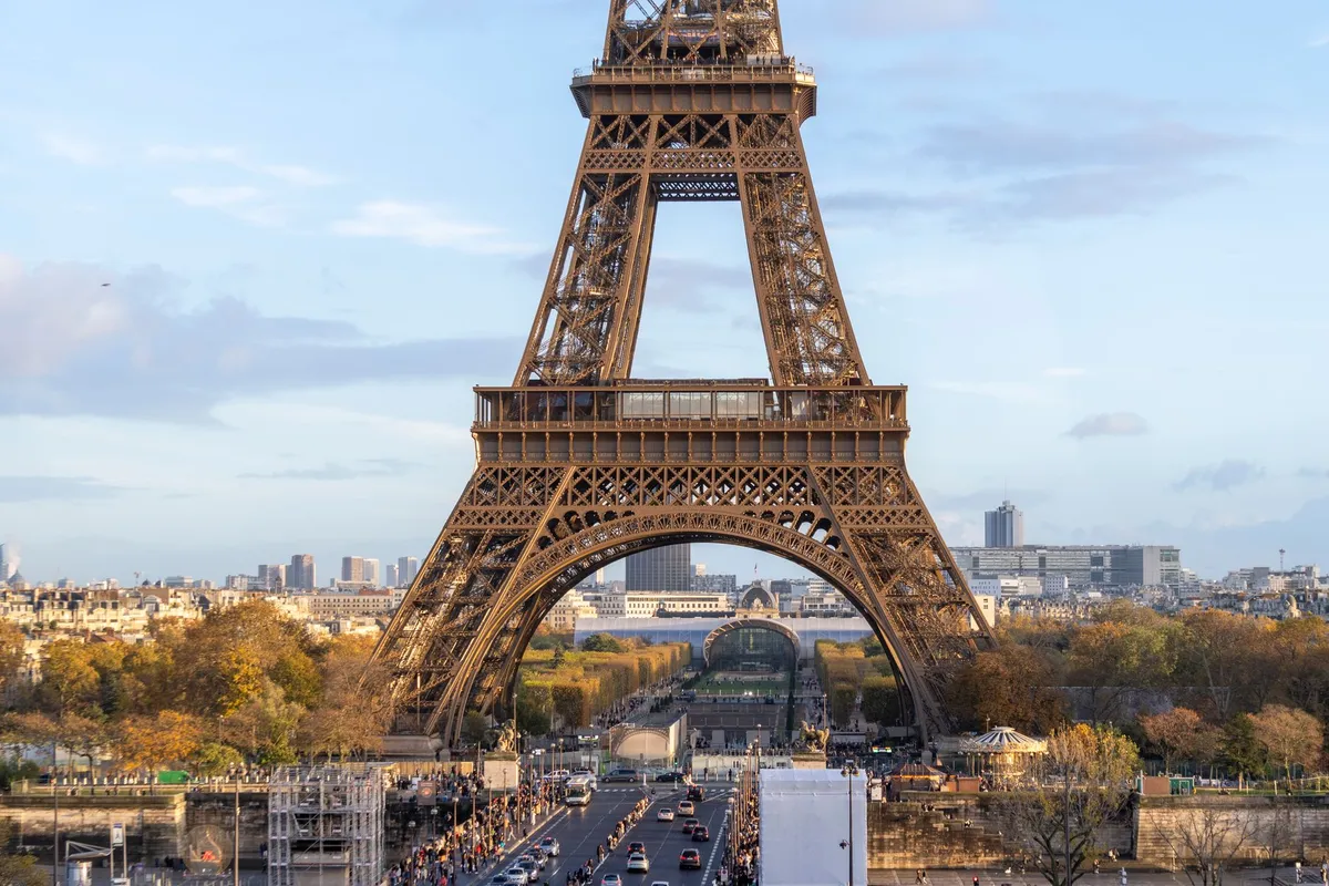 Torre Eiffel vista de Paris em um dia claro