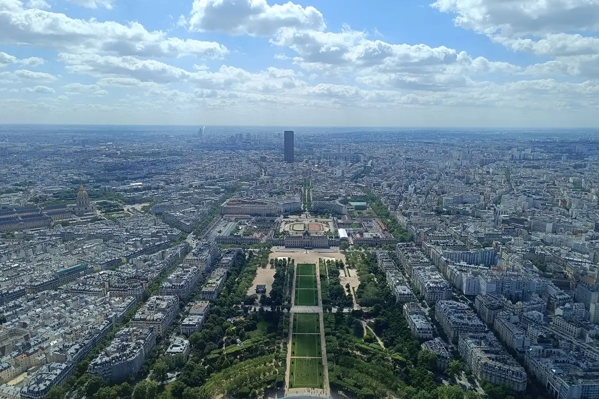 Vista aérea de Paris e do Champ-de-Mars a partir da Torre Eiffel