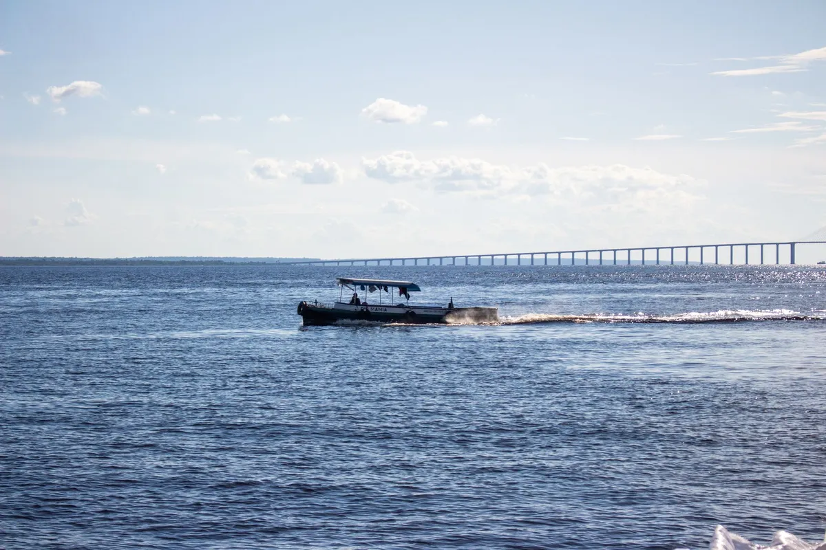 Barco navegando no Rio Negro em Manaus, próximo ao Encontro das Águas