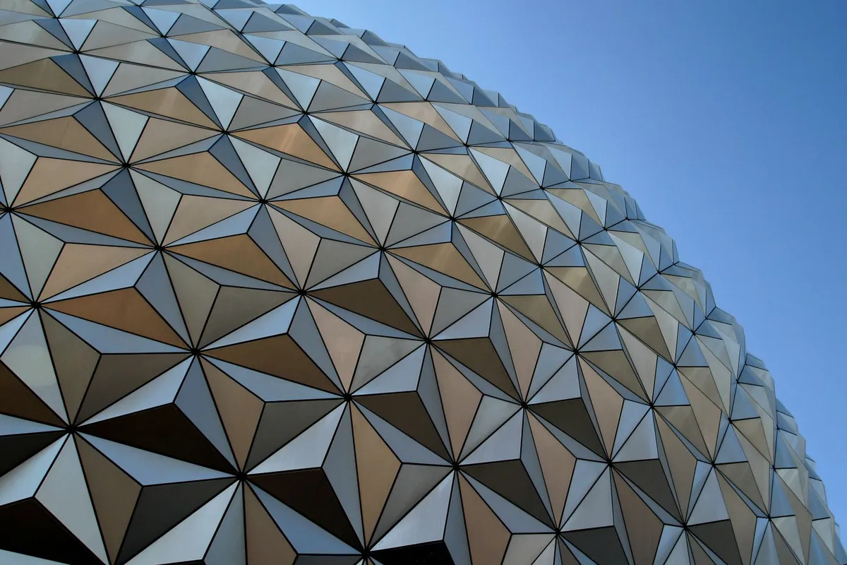 Detalhe da estrutura geodésica da Spaceship Earth no EPCOT