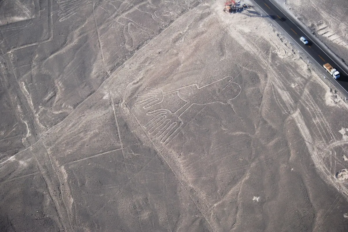 Geoglifo ao lado da Pan-Americana no deserto de Nazca