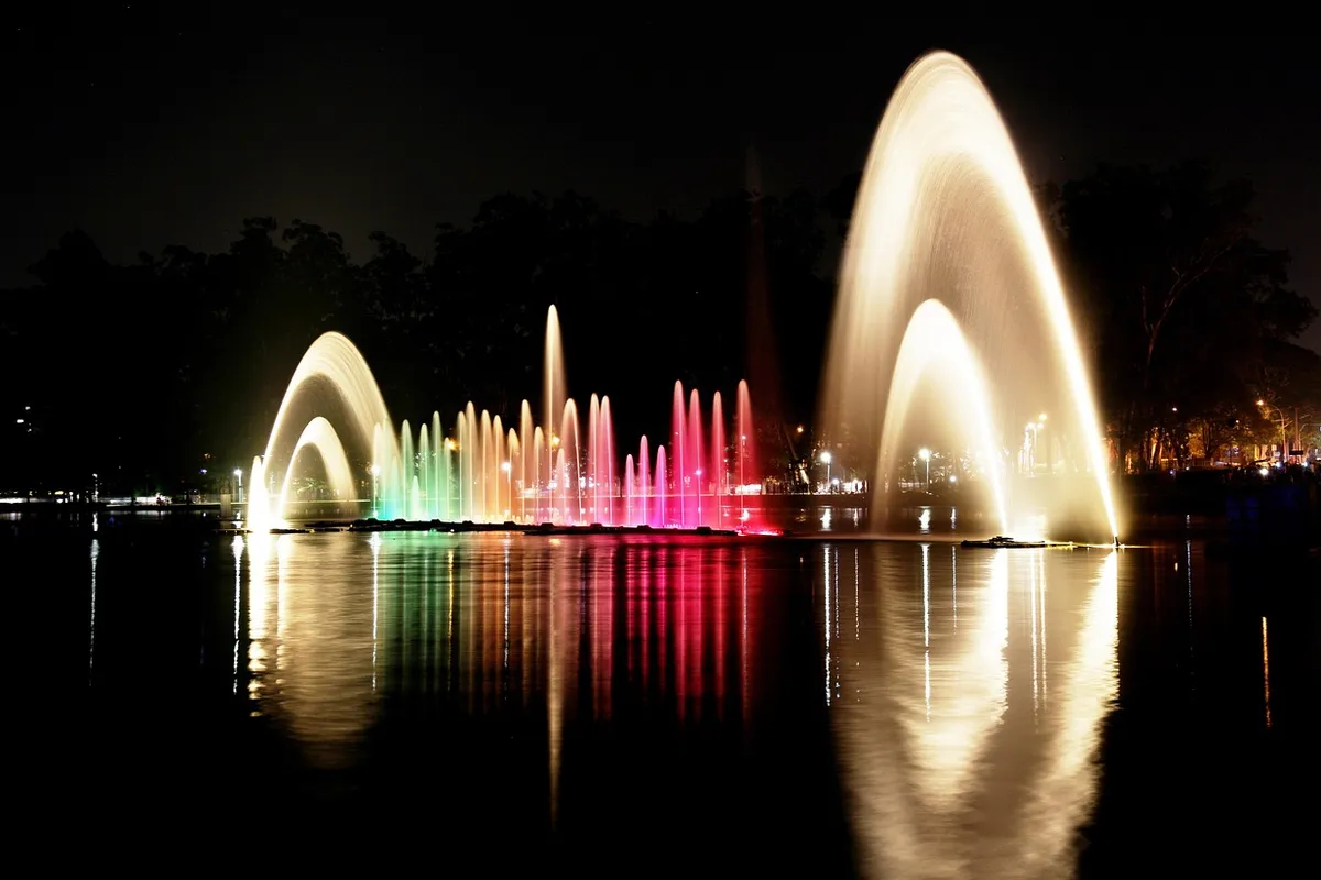 Parque Ibirapuera iluminado à noite em São Paulo