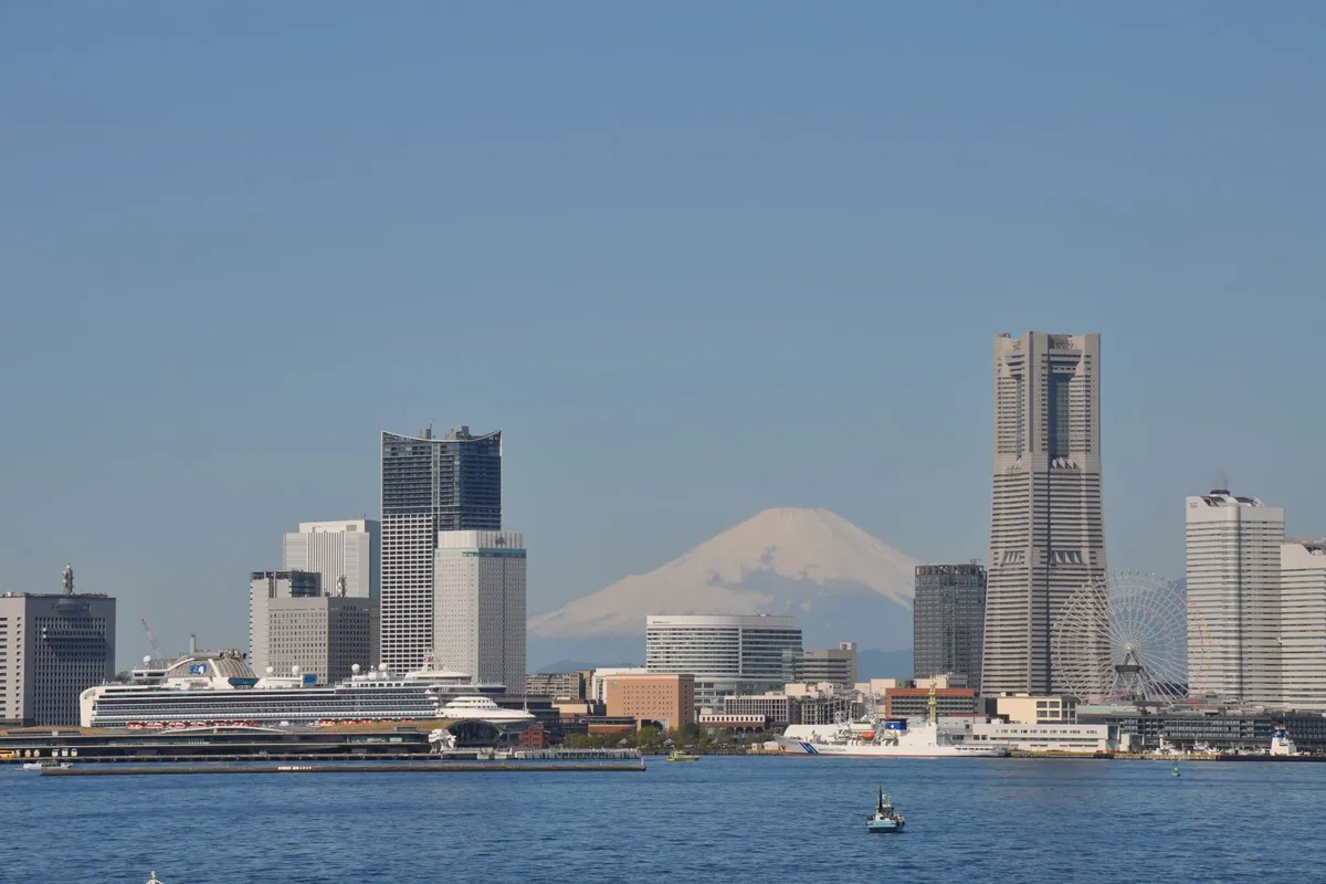 Vista do horizonte de Yokohama com o Monte Fuji ao fundo