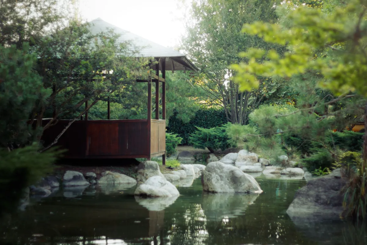 Jardim japonês tranquilo com pavilhão de madeira