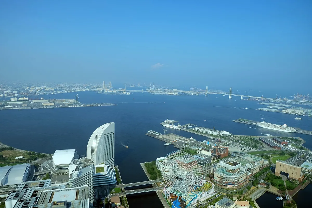 Porto de Yokohama, Japão, com marco arquitetônico local