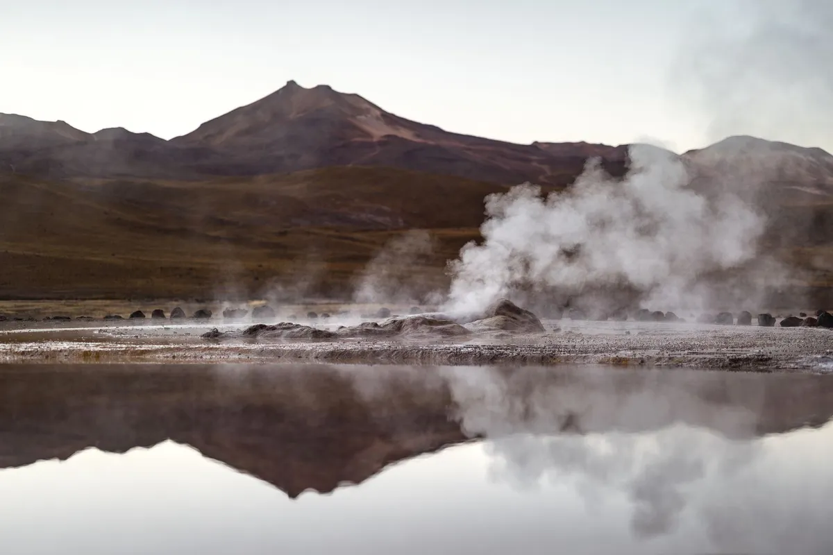 Vapor subindo dos Geysers del Tatio ao amanhecer no Deserto do Atacama