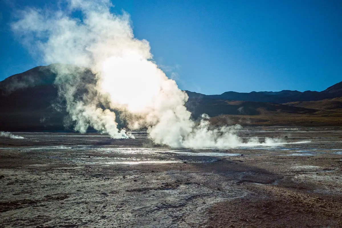 Colunas de vapor branco saindo do solo nos Geysers del Tatio