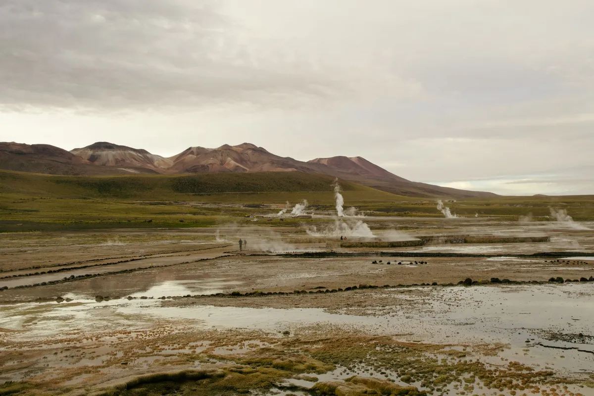 Águas termais fumegantes em piscina natural próxima aos Geysers del Tatio