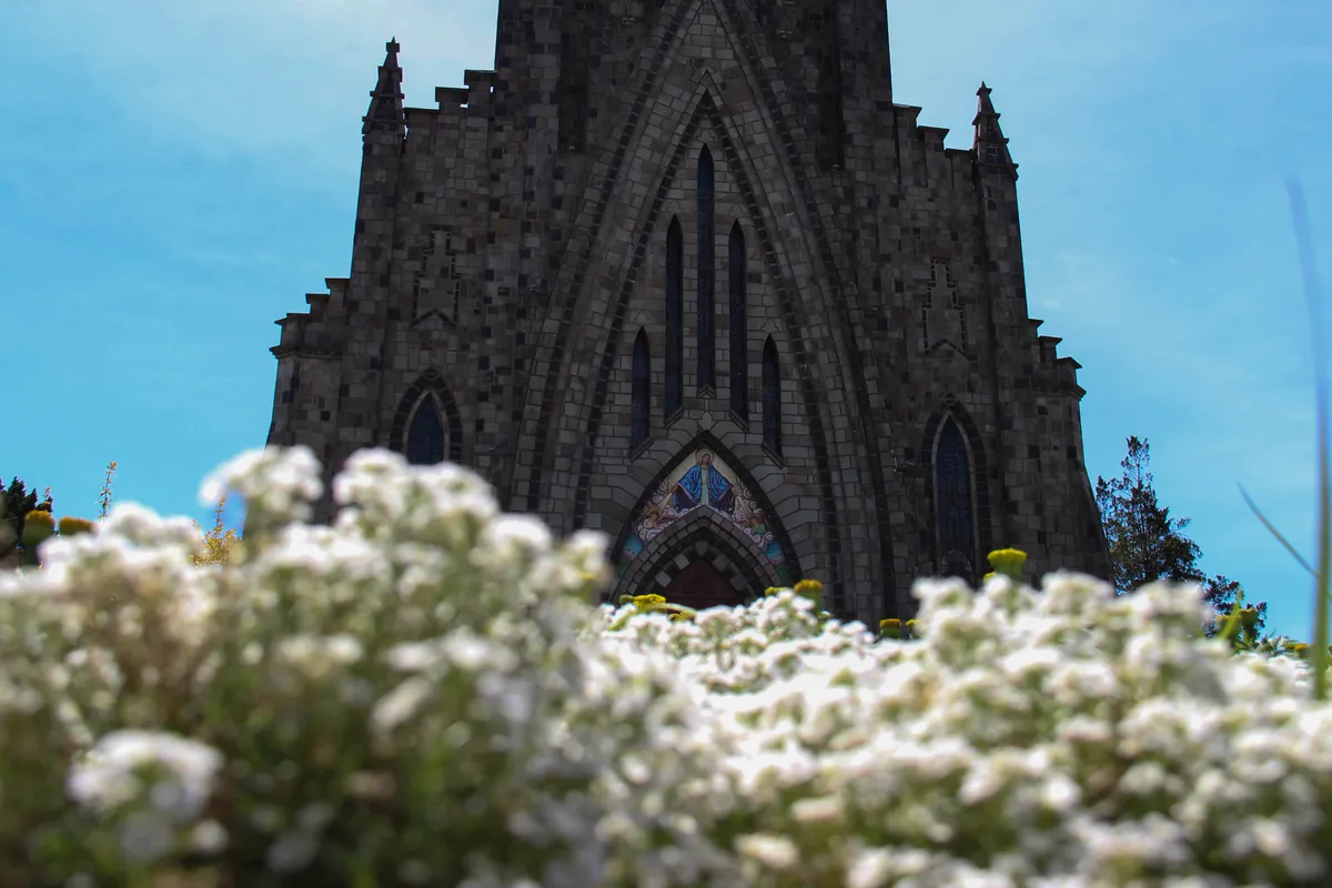 Detalhe da fachada de pedra e dos arcos da Catedral de Pedra em Canela