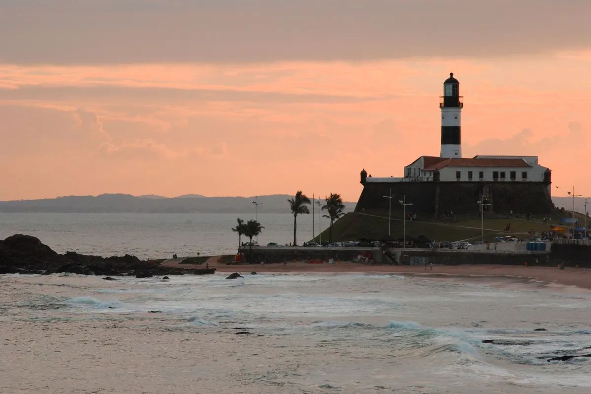 Farol da Barra ao entardecer em Salvador, ponto de festas de réveillon