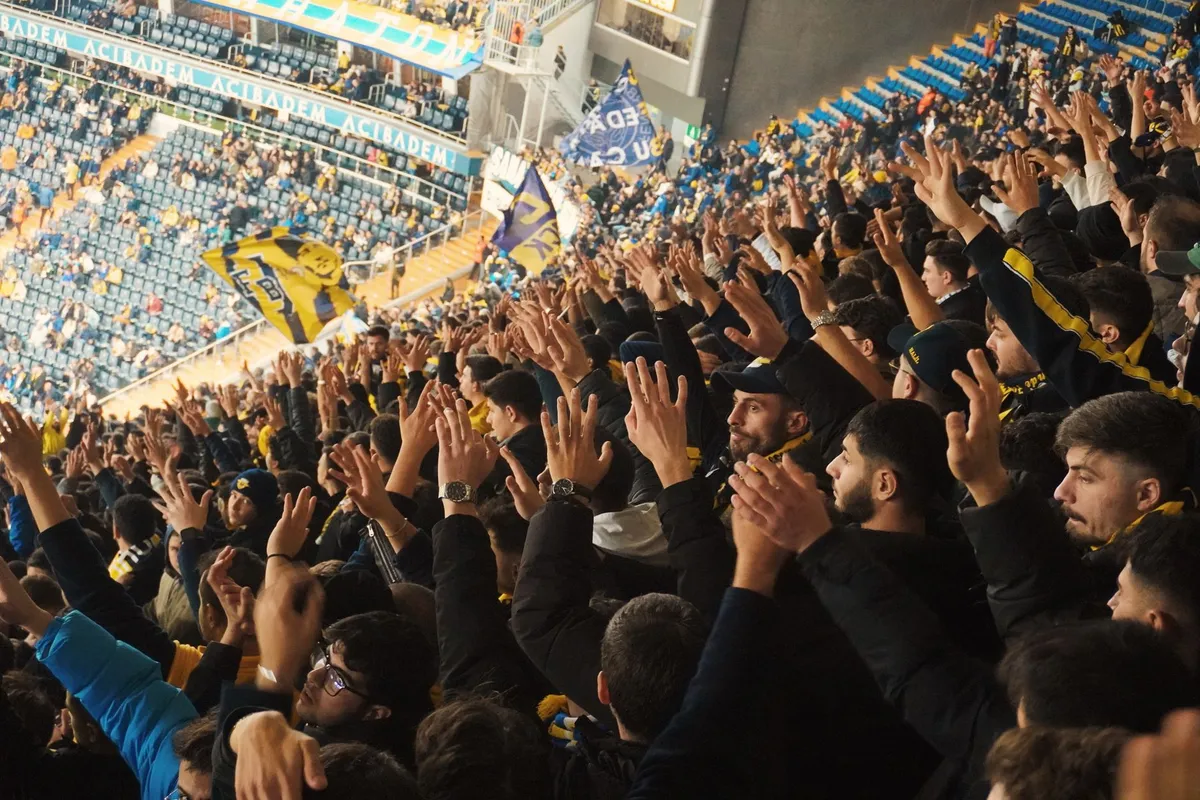 Torcida em êxtase durante partida de futebol no estádio
