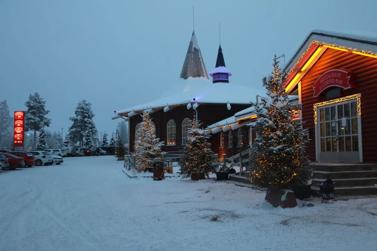 Santa Claus Village com neve em Rovaniemi