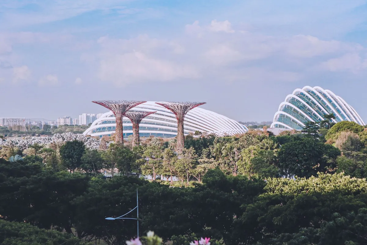 Interior do Flower Dome no Gardens by the Bay em Singapura