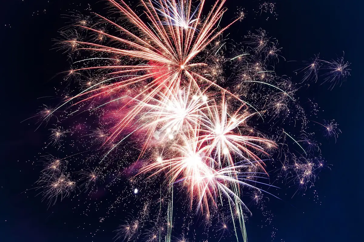 Fogos de artifício coloridos no céu durante celebração de Ano-Novo