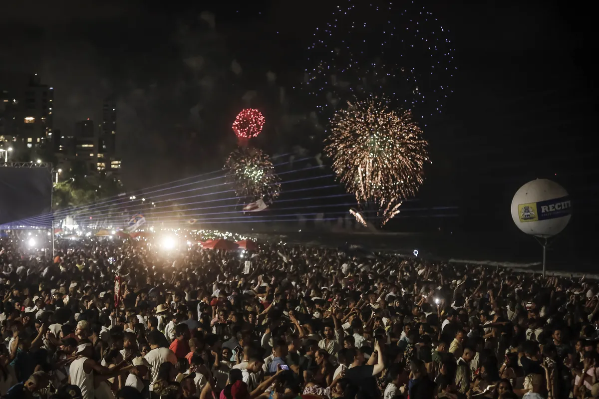 fogos de artifício e público na orla de Boa Viagem durante o Réveillon 2019