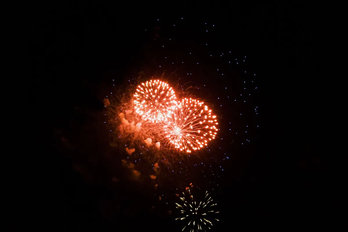 Queima de fogos de artifício no céu durante o réveillon