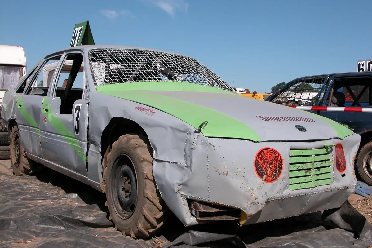 Carro de corrida em circuito de automobilismo