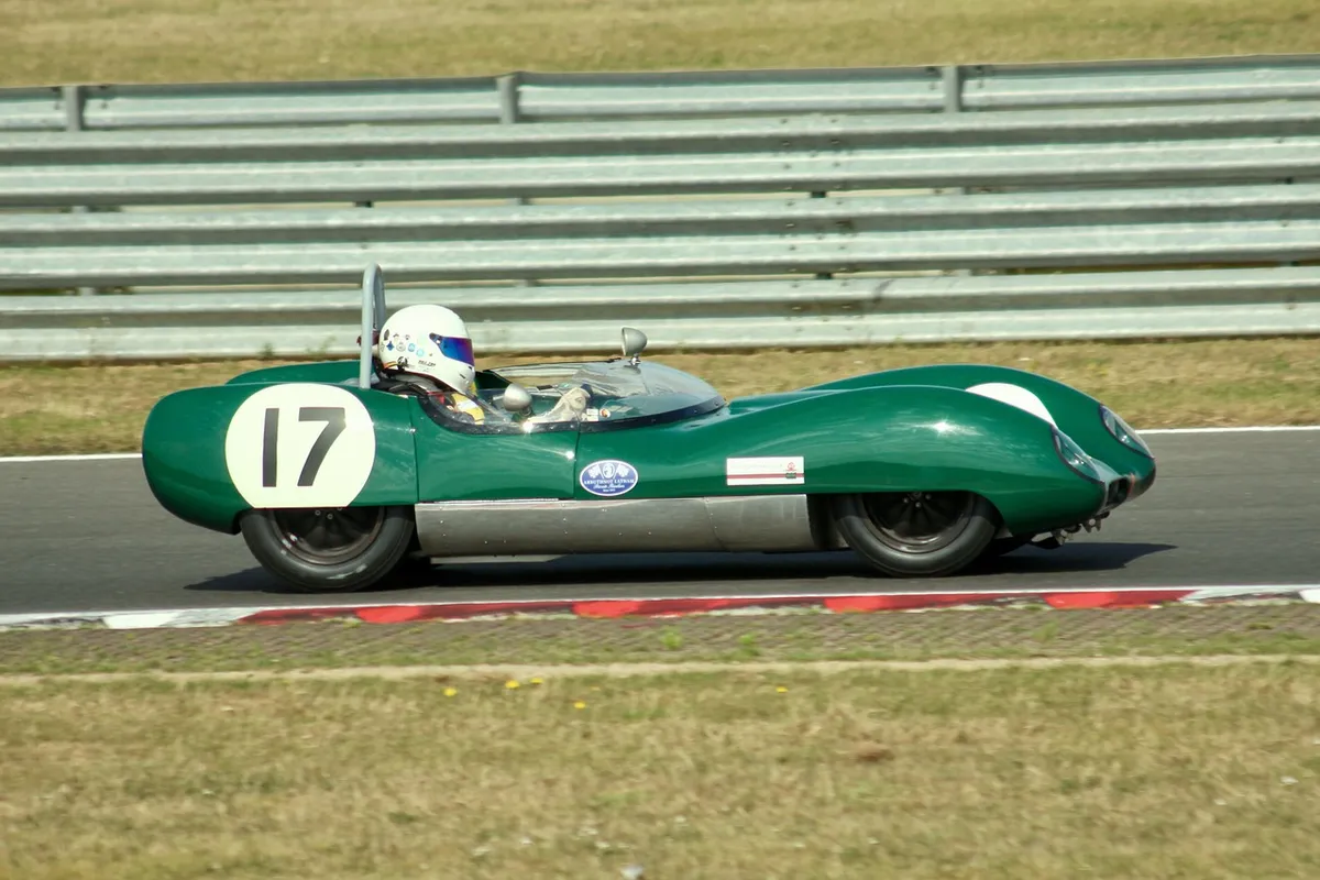 Carro clássico de corrida em pista