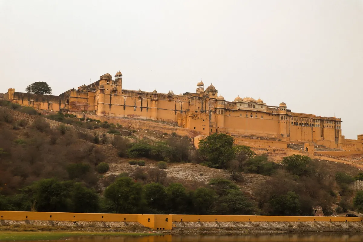 Vista panorâmica do Forte Amber nas colinas de Jaipur