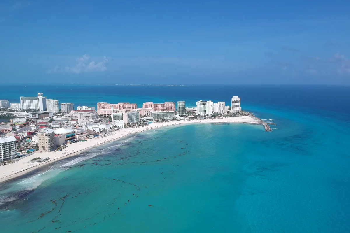 Vista aérea da praia e da zona hoteleira de Cancún
