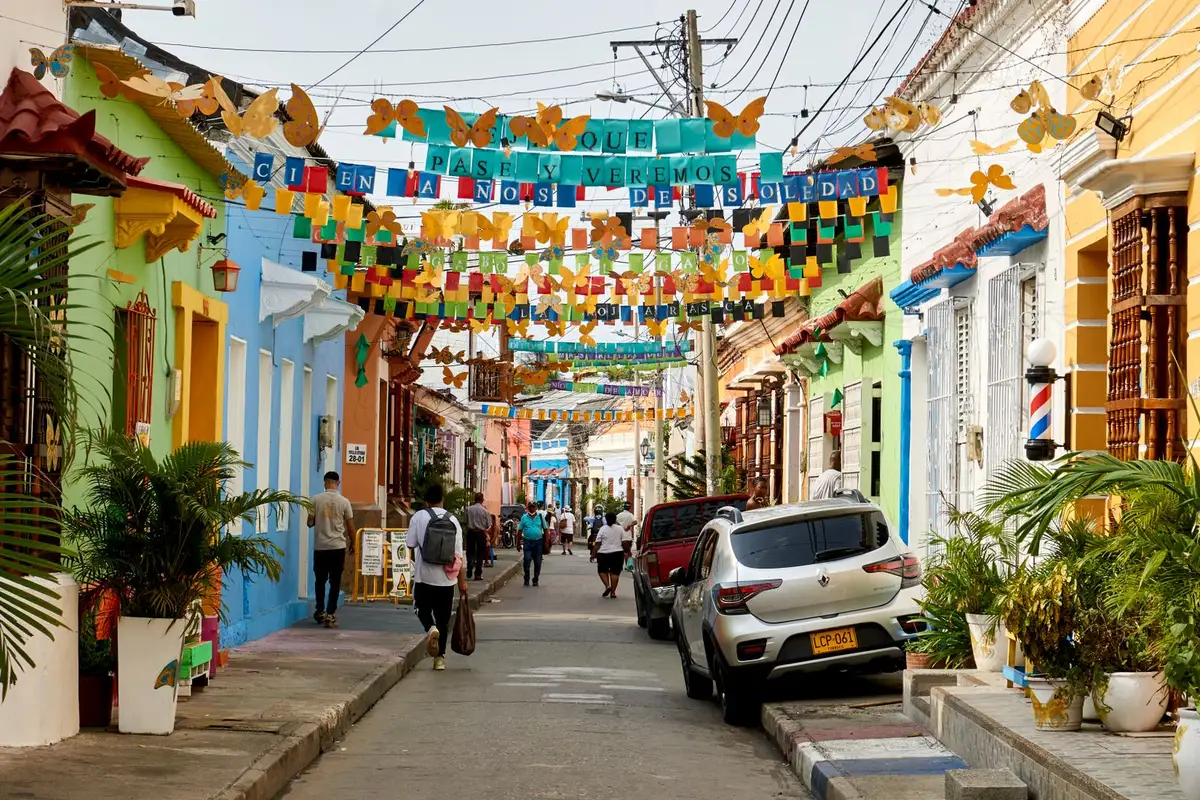 Rua colorida no bairro Getsemaní em Cartagena