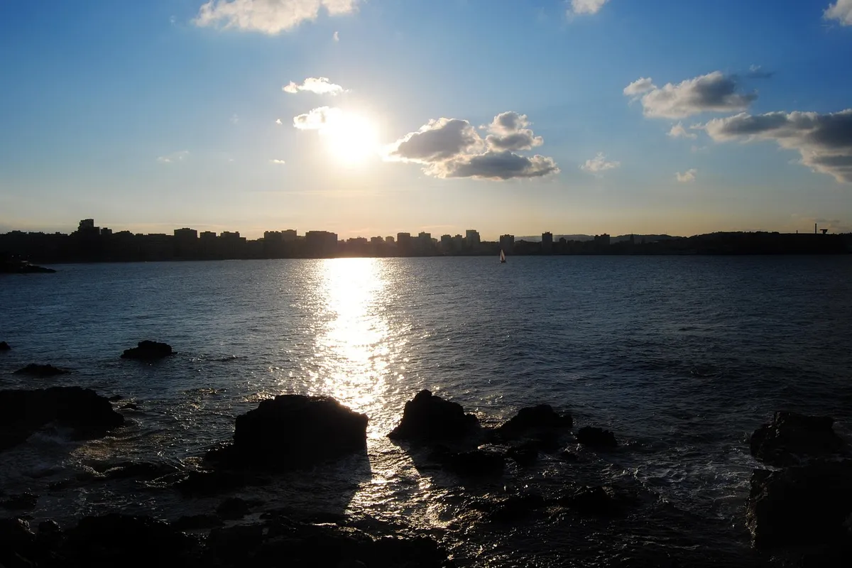 Litoral rochoso de Gijón ao entardecer