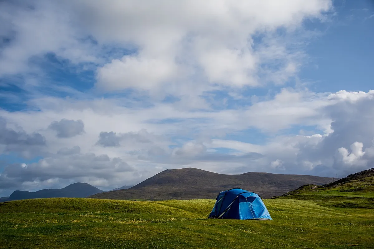 Barraca de camping montada em campo aberto