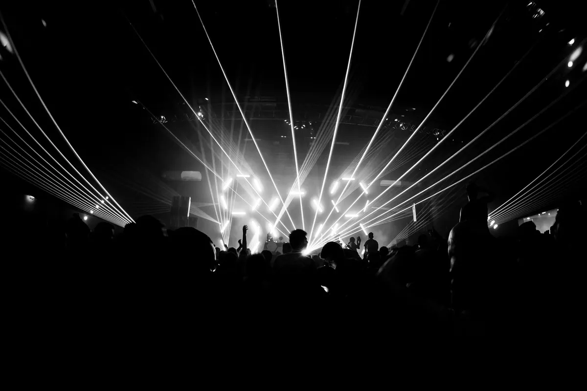 Público em festa de música eletrônica no estilo Green Valley em Camboriú
