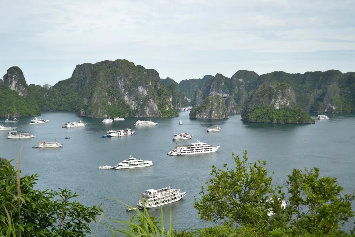 Barcos de cruzeiro na Baía de Ha Long, Vietnã
