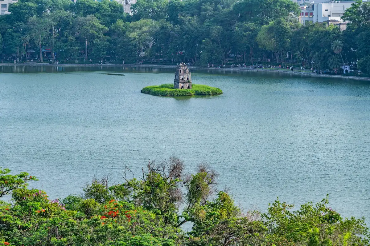 Torre da Tartaruga no lago Hoan Kiem, em Hanói