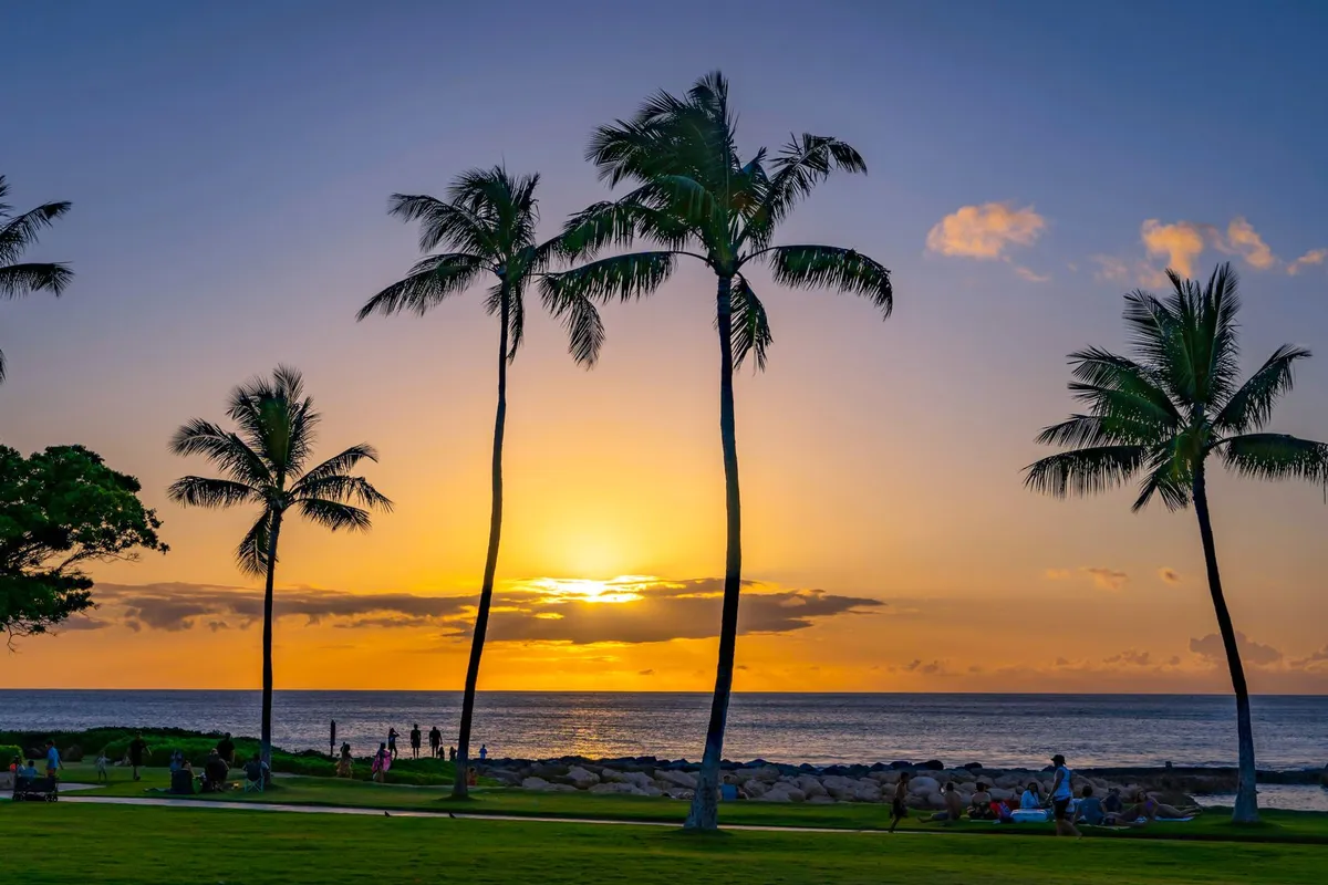 Pôr do sol em praia do Havaí