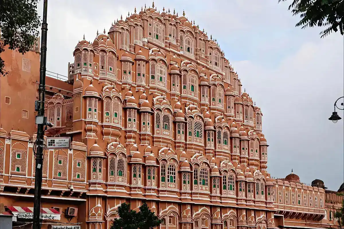 Fachada rosa do Hawa Mahal no centro de Jaipur