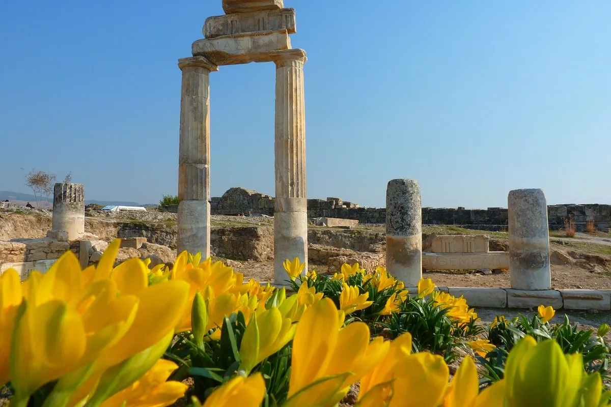 Ruínas de Hierápolis acima dos terraços de Pamukkale