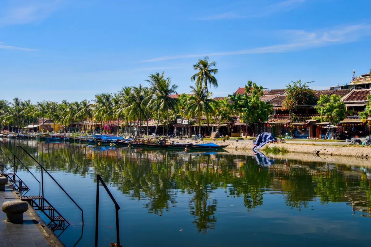 Margem do rio e casario histórico de Hoi An