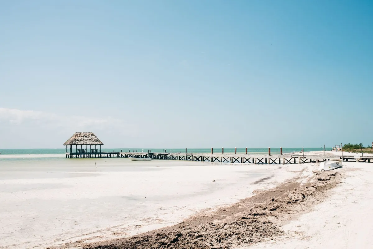 Praia de areia branca e mar turquesa em Holbox, no México