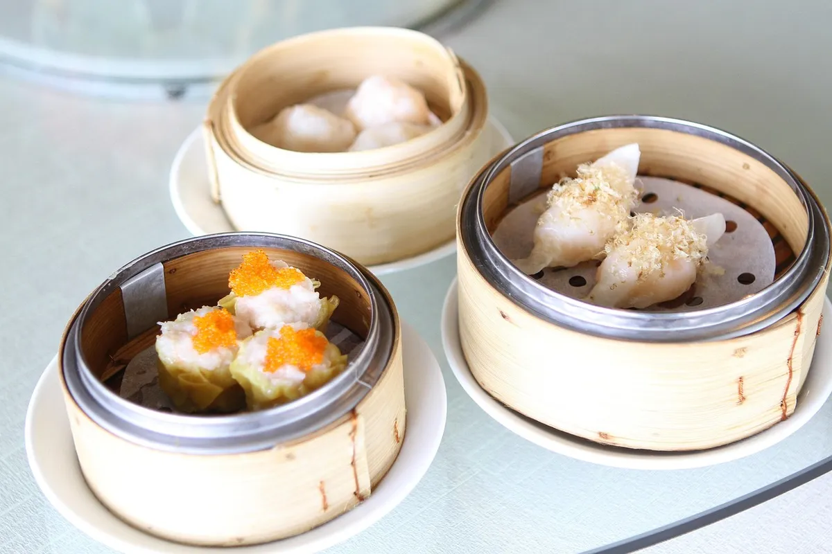 Cestas de bambu com dim sum tradicional cantonês