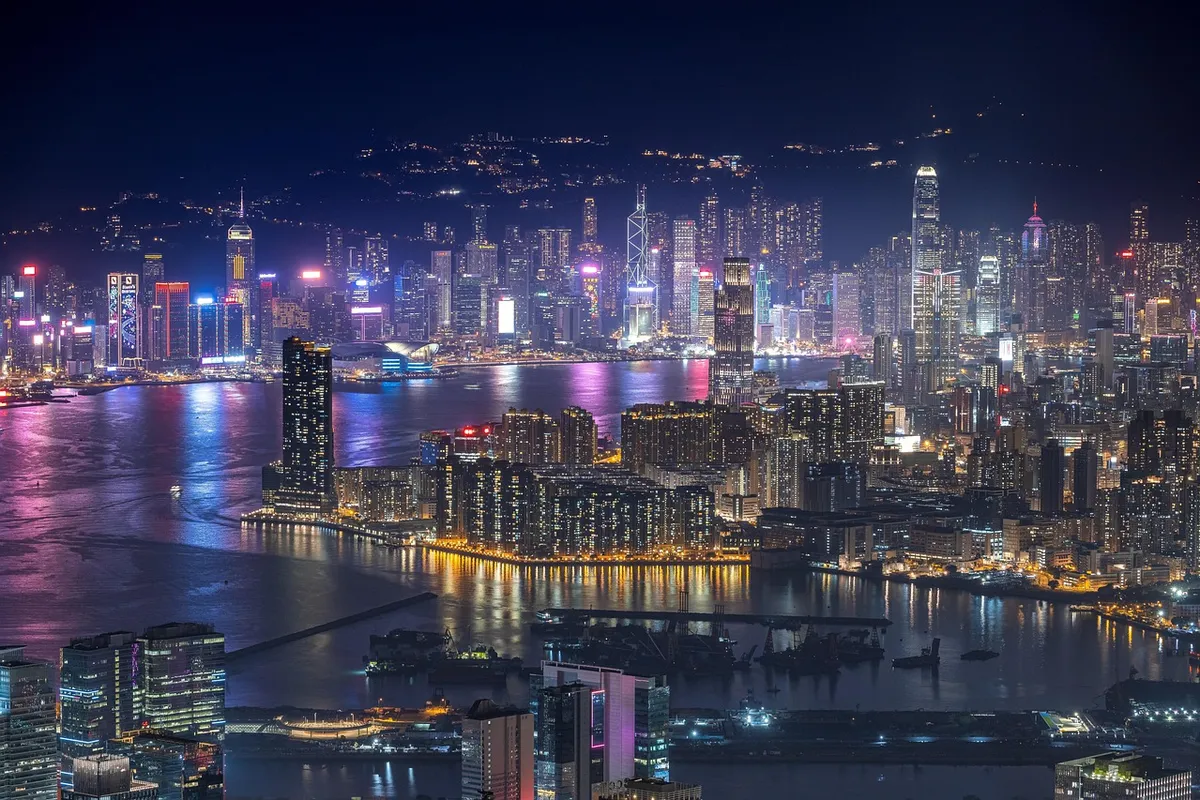 Skyline de Hong Kong com edifícios modernos ao redor do porto