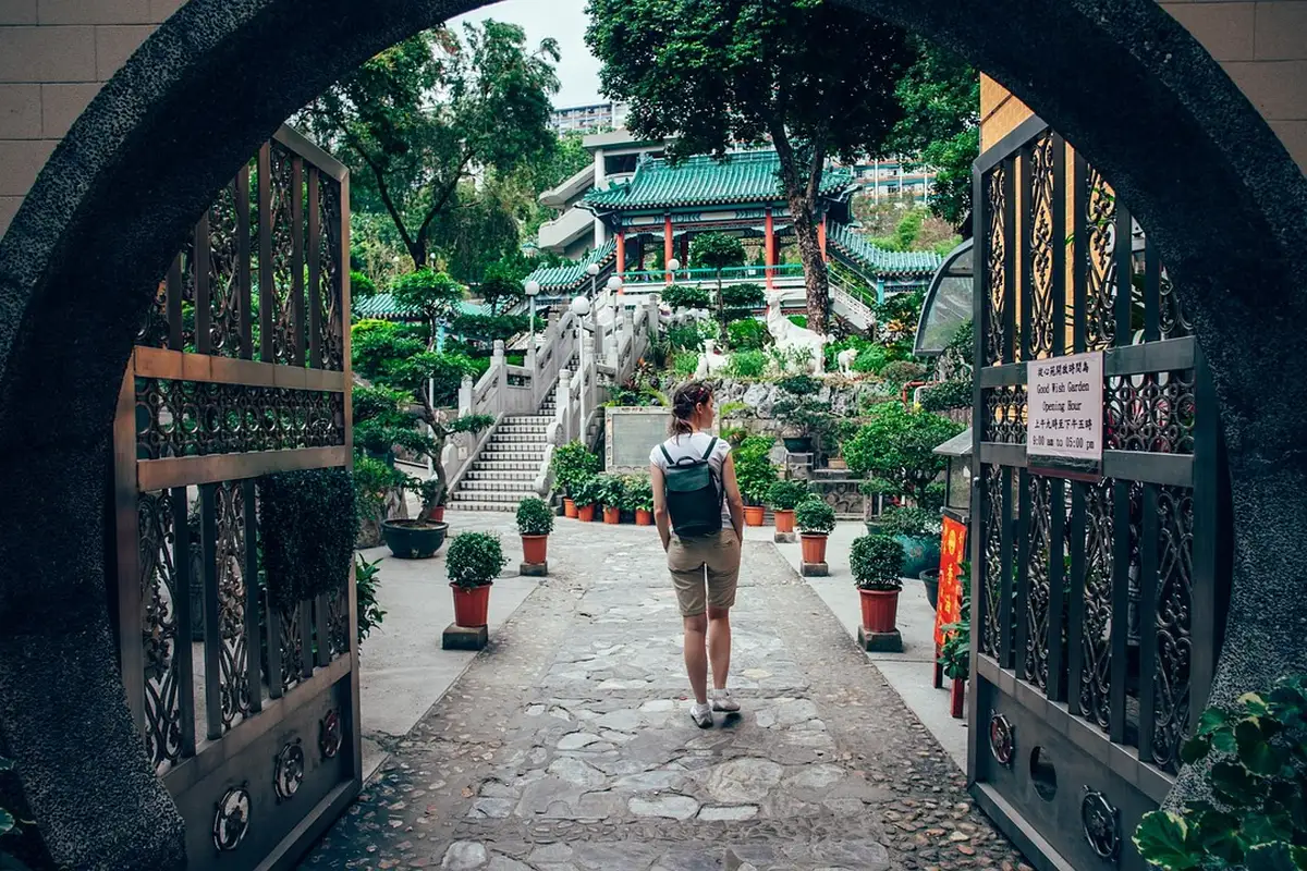 Entrada de templo tradicional com jardim em Hong Kong
