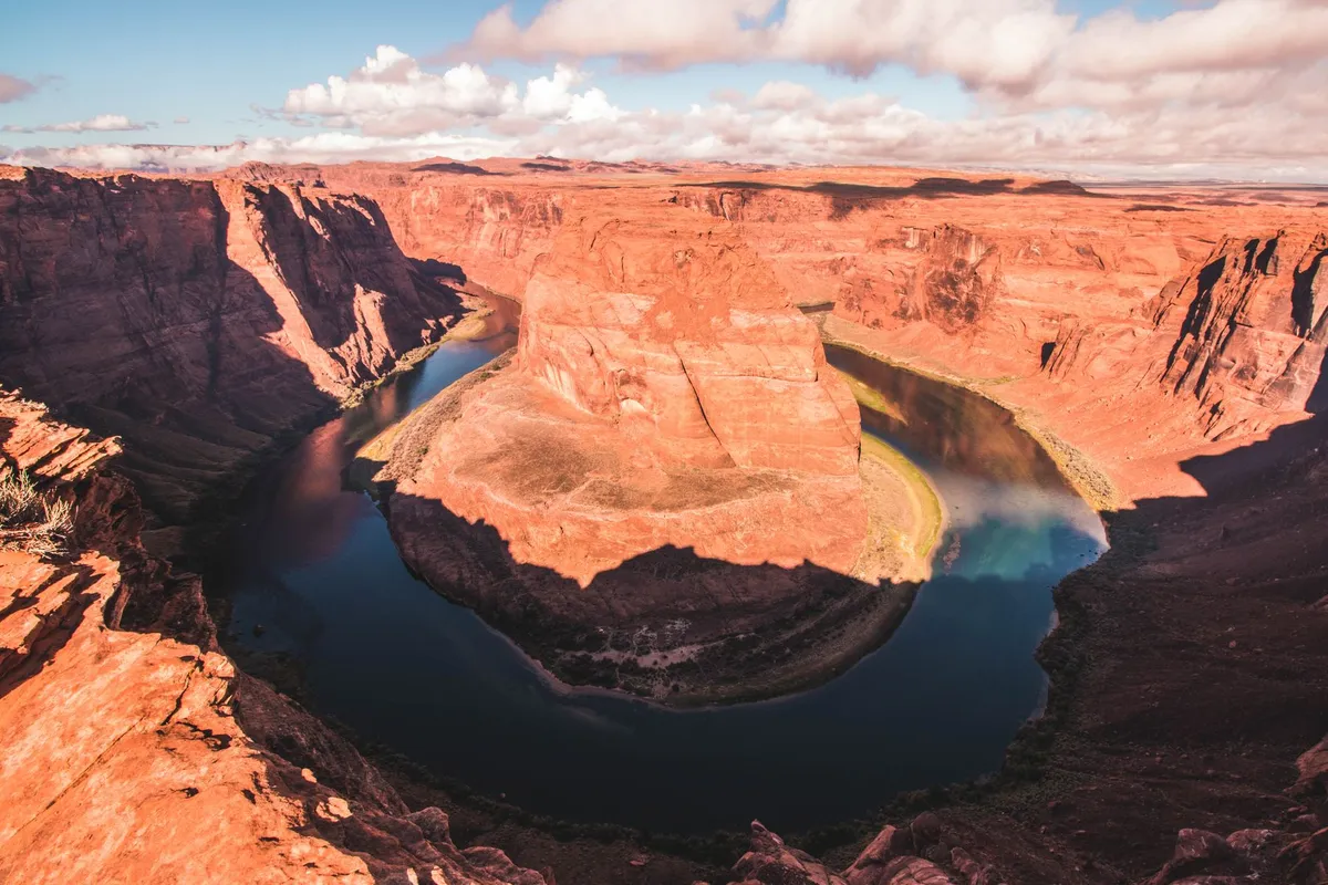 Vista panorâmica do Horseshoe Bend e do rio Colorado