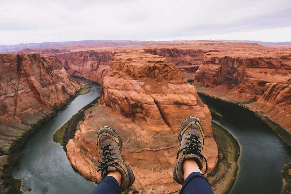 Caminhante em trilha de areia no Arizona