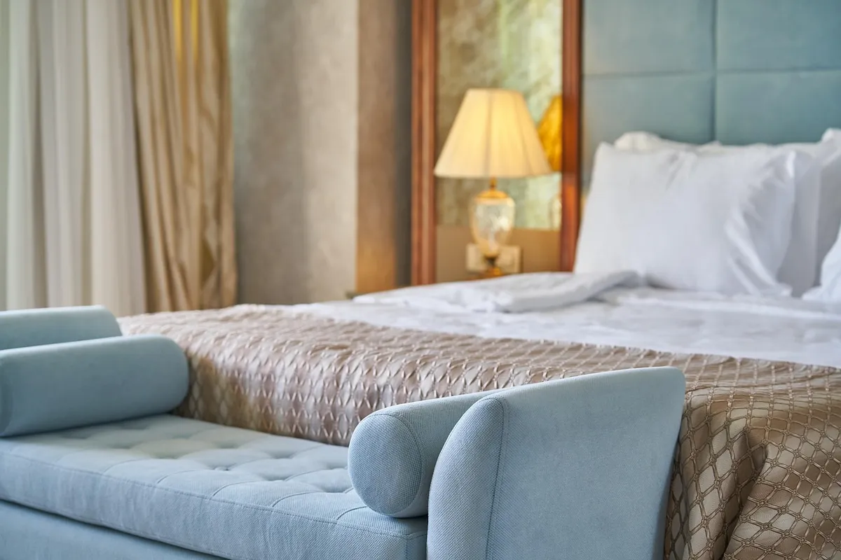 Quarto de hotel confortável com cama ampla