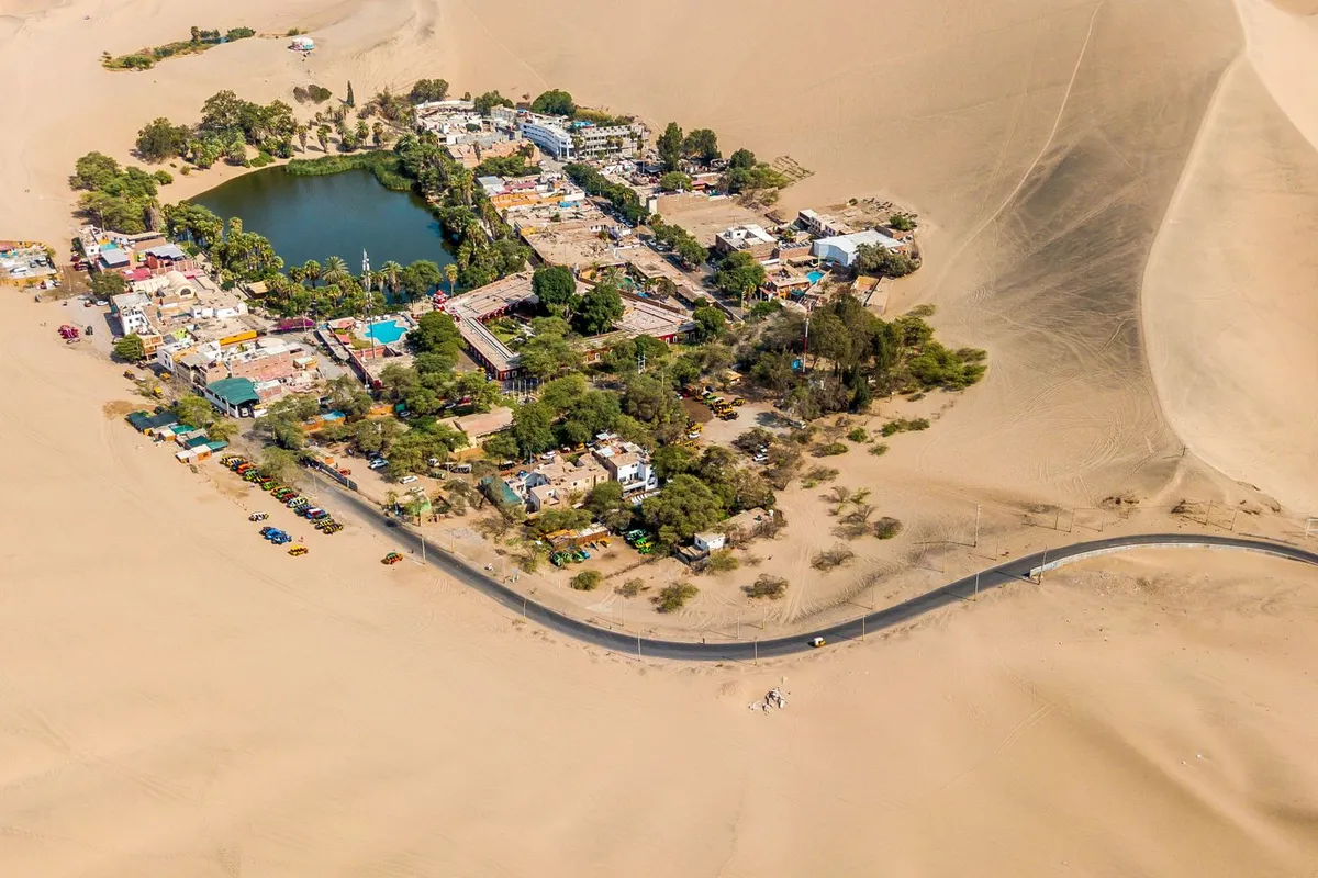 Oásis de Huacachina cercado pelas dunas de Ica