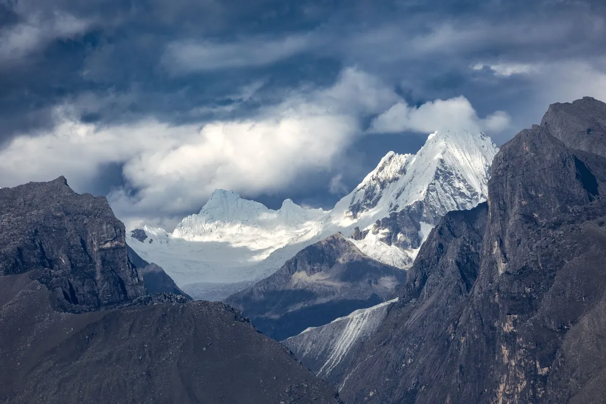 Picos nevados da Cordilheira Branca perto de Huaraz
