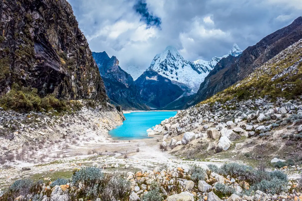 Lagoa andina como rota de trekking em Huaraz, Peru