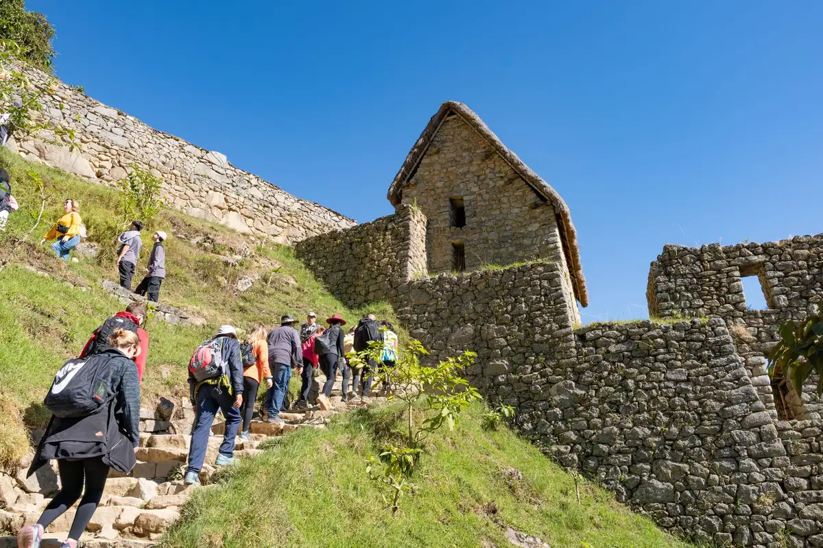 Trilha de degraus de pedra na subida do Huayna Picchu em Machu Picchu